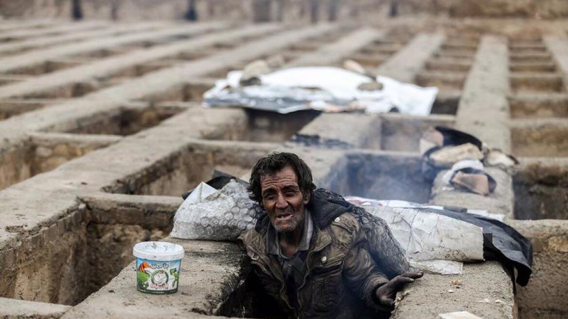 Συγκλονίζουν οι εικόνες από το Ιράν: Οι άστεγοι μένουν σε άδειους τάφους!